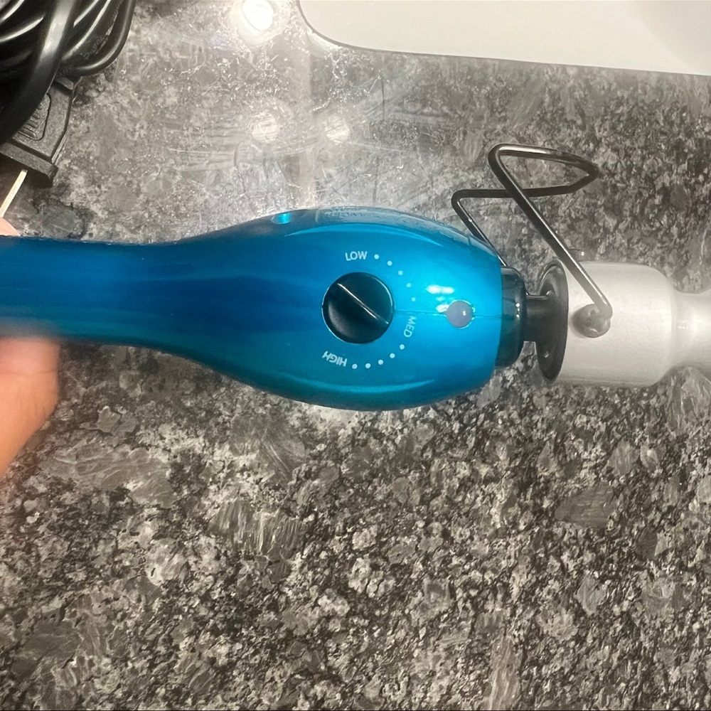 BedHead Blue Curling Wand - Picture 3 of 4